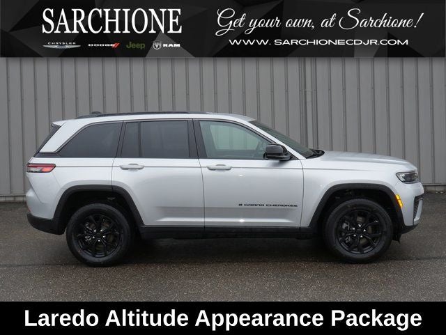 2026 Jeep Grand Cherokee Altitude Altitude in Silver Zynith — front three-quarter view